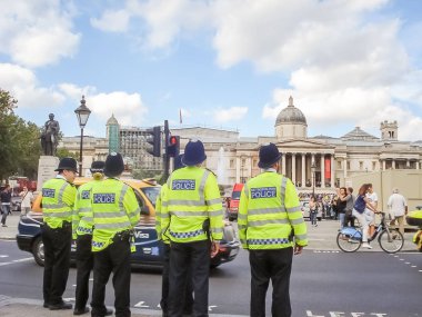 Trafalgar Meydanı 'nda Ulusal Galeride polis