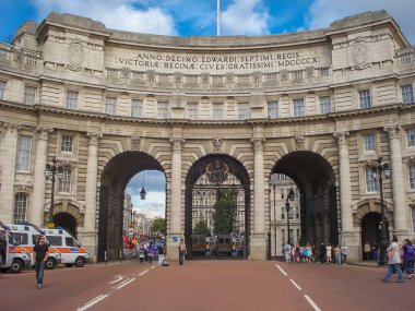 Etkileyici ve etkileyici Admiralty Arch Londra