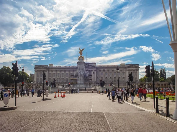 Tourists walking near Buckingham Palace and Victoria Memorial — Stock Photo, Image