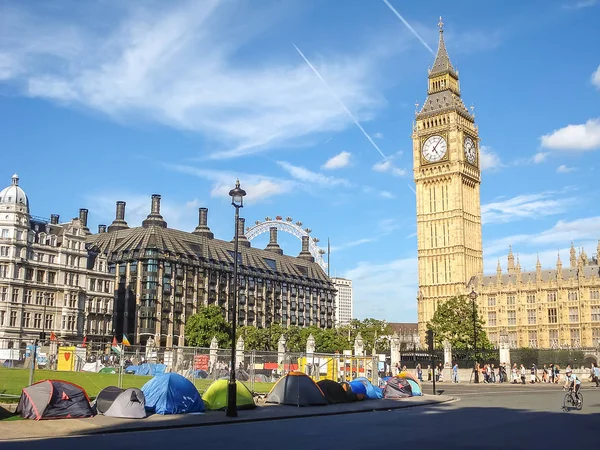 Protests and supporters pitch up tents at Parliament Square, Lon — Stock Photo, Image