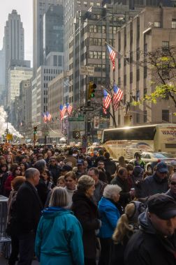 New York city caddeleri yürüyen turist