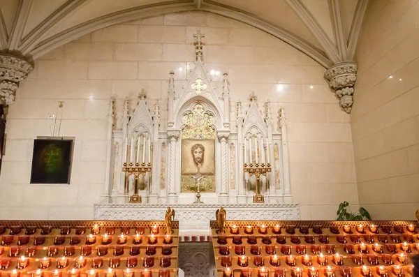 Альтер і свічки на собор Святого Патрика — стокове фото
