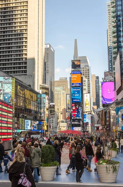 Fachadas iluminadas de tiendas y teatros de Broadway — Foto de Stock