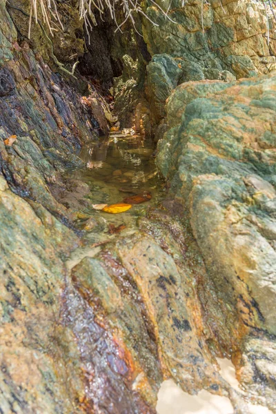 Litet rent vatten sjö mellan en rock — Stockfoto