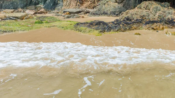 Water vormen en effecten over het strand — Stockfoto