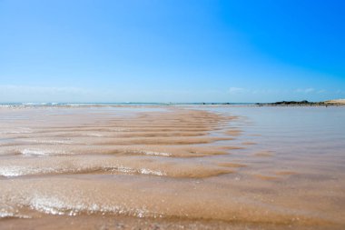 Rüzgar tarafından kurulan dalgalanmalar ile doku plaj kumlu yüzey