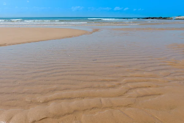 Texturovaný povrch pláž tvoří vlnky — Stock fotografie