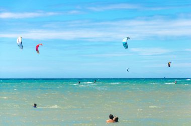 Sporcu kitesurfing bir sürü muhteşem manzarası