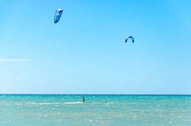 Onların uçurtma kurulu yelken ve zevk insanlar 