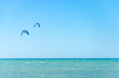 Birçok kitesurfers ile Cumbuco beyaz kum plaj 
