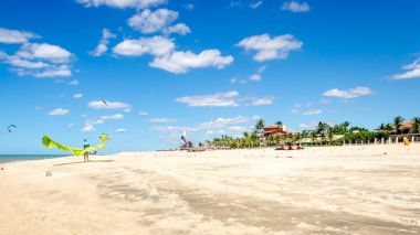 Birçok kitesurfers ile Cumbuco beyaz kum plaj 