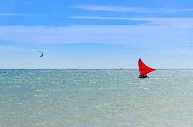 Birlikte yelken Jangada tekne ve uçurtma sörfçü 