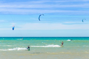 Panoramik bir sürü insan kitesurfing yapıyor