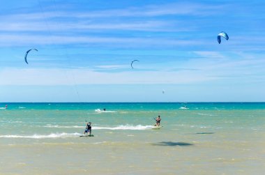 Cumbuco, Brezilya, 9 Temmuz 2017: Birçok kitesurfers having oyunculuk ile Cumbuco beyaz kum plaj
