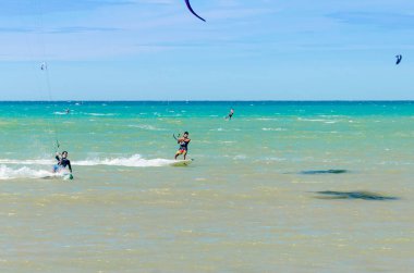Cumbuco, Brezilya, 9 Temmuz 2017: Birçok kitesurfers having oyunculuk ile Cumbuco beyaz kum plaj
