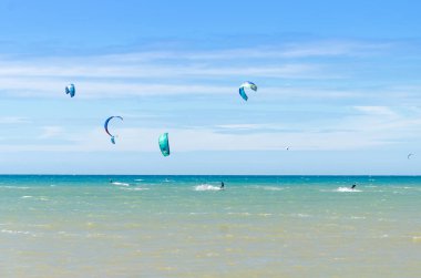 Cumbuco, Brezilya, 9 Temmuz 2017: panoramik bir sürü insan kitesurfing Cumbuco plaj üzerinde yapıyor