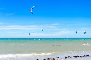 Cumbuco, Brezilya, 9 Temmuz 2017: birçok uçurtma sörfçü Cumbuco rüzgarlı bir günde onların spor keyfini