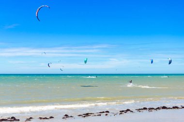 Cumbuco, Brezilya, 9 Temmuz 2017: birkaç hava Ceara Cumbuco plajda sörf uçurtma