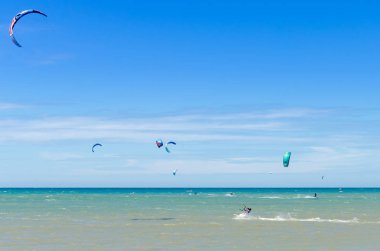Cumbuco, Brezilya, 9 Temmuz 2017: panoramik bir sürü insan kitesurfing Cumbuco plaj üzerinde yapıyor