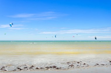 Cumbuco, Brezilya, 9 Temmuz 2017: uçurtma sörfçü Cumbuco Cennet plaj havada bir sürü