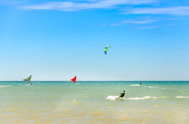 Cumbuco, Brezilya, 9 Temmuz 2017: Jangada tekne ve yeşil deniz su ve mavi gökyüzü arka plan üzerinde