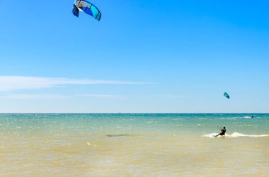 Cumbuco, Brezilya, 9 Temmuz 2017: Birçok kitesurfers having oyunculuk ile Cumbuco beyaz kum plaj