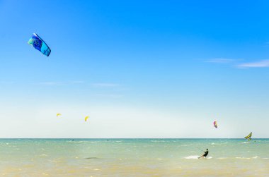 Birlikte yelken Jangada tekne ve uçurtma sörfçü 