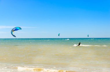 Cumbuco, Brezilya, 9 Temmuz 2017: birden fazla uçurtma sörf spor kişi ile Ceara devlet Cumbuco Beach'de
