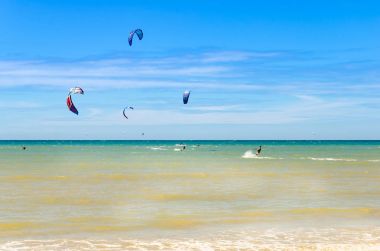 Cumbuco, Brezilya, 9 Temmuz 2017: onların uçurtma yatılı deniz kenarında üzerinde uçan birden çok spor adamı