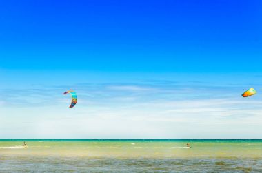 Cumbuco, Brezilya, 9 Temmuz 2017: onların uçurtma yatılı deniz kenarında üzerinde uçan birden çok spor adamı