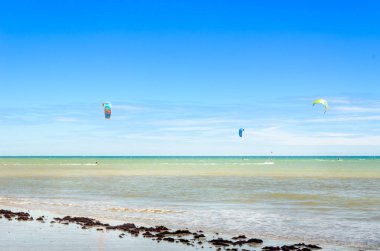 Cumbuco, Brezilya, 9 Temmuz 2017: birkaç hava Ceara Cumbuco plajda sörf uçurtma