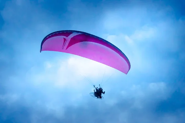 Visão ascendente de um parapente voando — Fotografia de Stock