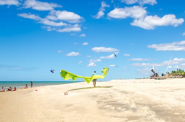 Muitos kite surfistas desfrutar de seu esporte amado — Fotografia de Stock