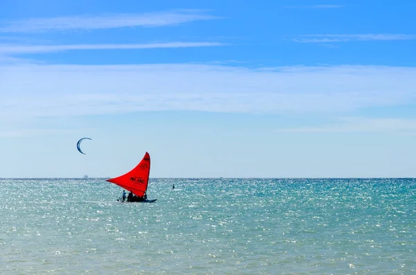 Jangada boat and kite surfers sailing together — Stock Photo, Image