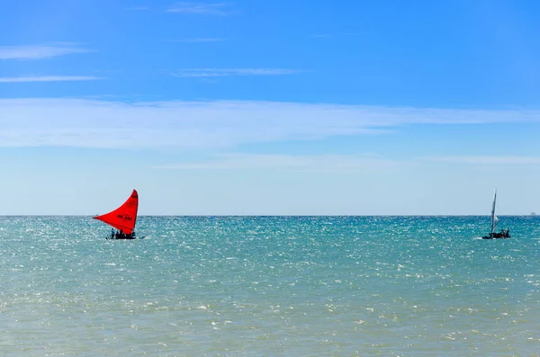 Birlikte yelken Jangada tekne ve uçurtma sörfçü 