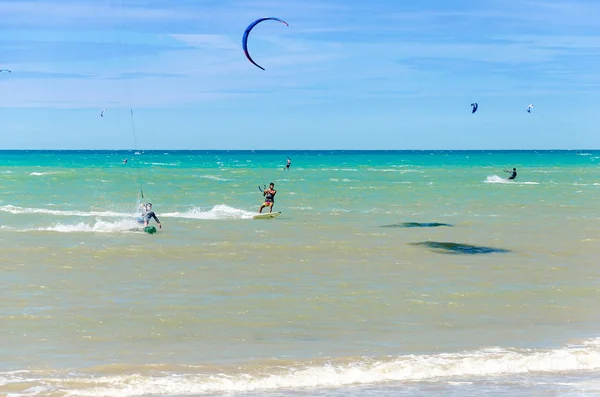 Gran vista de un montón de kitesurf deportista — Foto de Stock