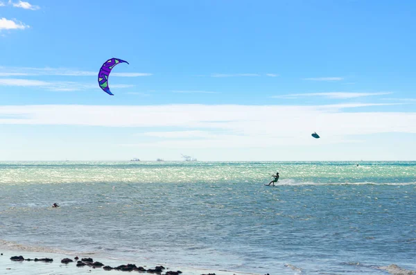 许多风筝冲浪者享受他们喜爱的运动 — 图库照片