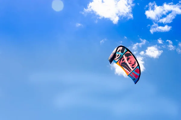 Close-up de kitesurf voando sobre o céu azul — Fotografia de Stock