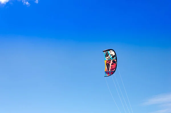 Il kitesurf in primo piano sul cielo blu brillante — Foto Stock