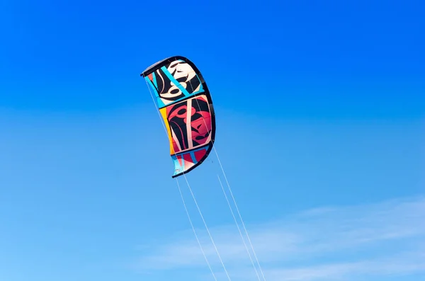 クンブーコ ブラジル 2017 日当たりの良い 明るい青空上搭乗飛行でサーフィンをカイトのクローズ アップ — ストック写真