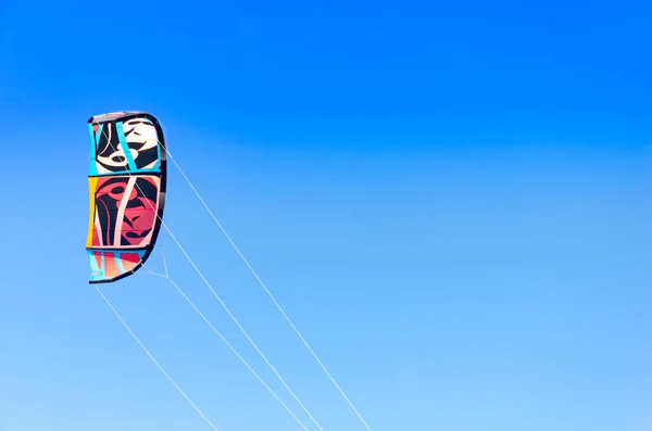 El primer plano del kitesurf sobre el cielo azul brillante — Foto de Stock