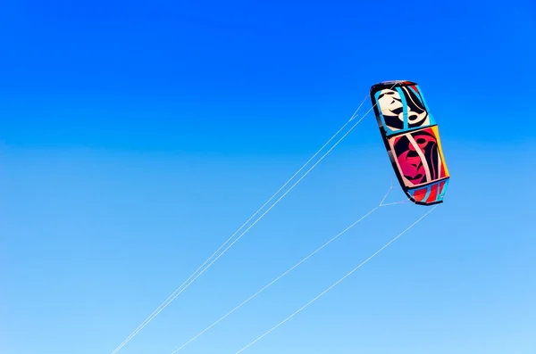 Крупный план кайтсерфинга, летящего над голубым небом — стоковое фото