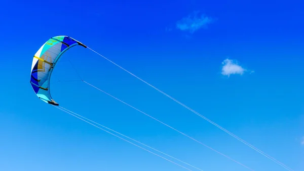 En yüksek gökyüzü tarafından kitesurfing birkaç kapatın — Stok fotoğraf