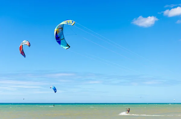 Playa en Cumbuco con múltiples kitesurf — Foto de Stock