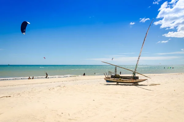 クンブーコ ブラジル 2017 楽園の白い砂浜のビーチで Jangada ボートを駐車 — ストック写真
