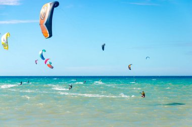 Cumbuco, Brezilya, 9 Temmuz 2017: panoramik bir sürü insan kitesurfing Cumbuco plaj üzerinde yapıyor