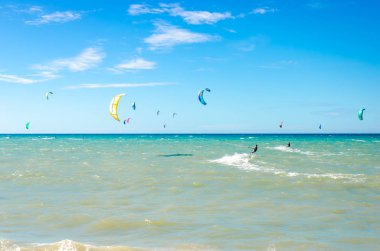 Cumbuco, Brezilya, 9 Temmuz 2017: panoramik bir sürü insan kitesurfing Cumbuco plaj üzerinde yapıyor