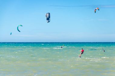 Cumbuco, Brezilya, 9 Temmuz 2017: Birçok kitesurfers having oyunculuk ile Cumbuco beyaz kum plaj