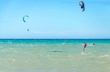 Cumbuco, Brezilya, 9 Temmuz 2017: Birçok kitesurfers having oyunculuk ile Cumbuco beyaz kum plaj