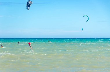 Cumbuco, Brezilya, 9 Temmuz 2017: birden fazla uçurtma sörf spor kişi ile Ceara devlet Cumbuco Beach'de